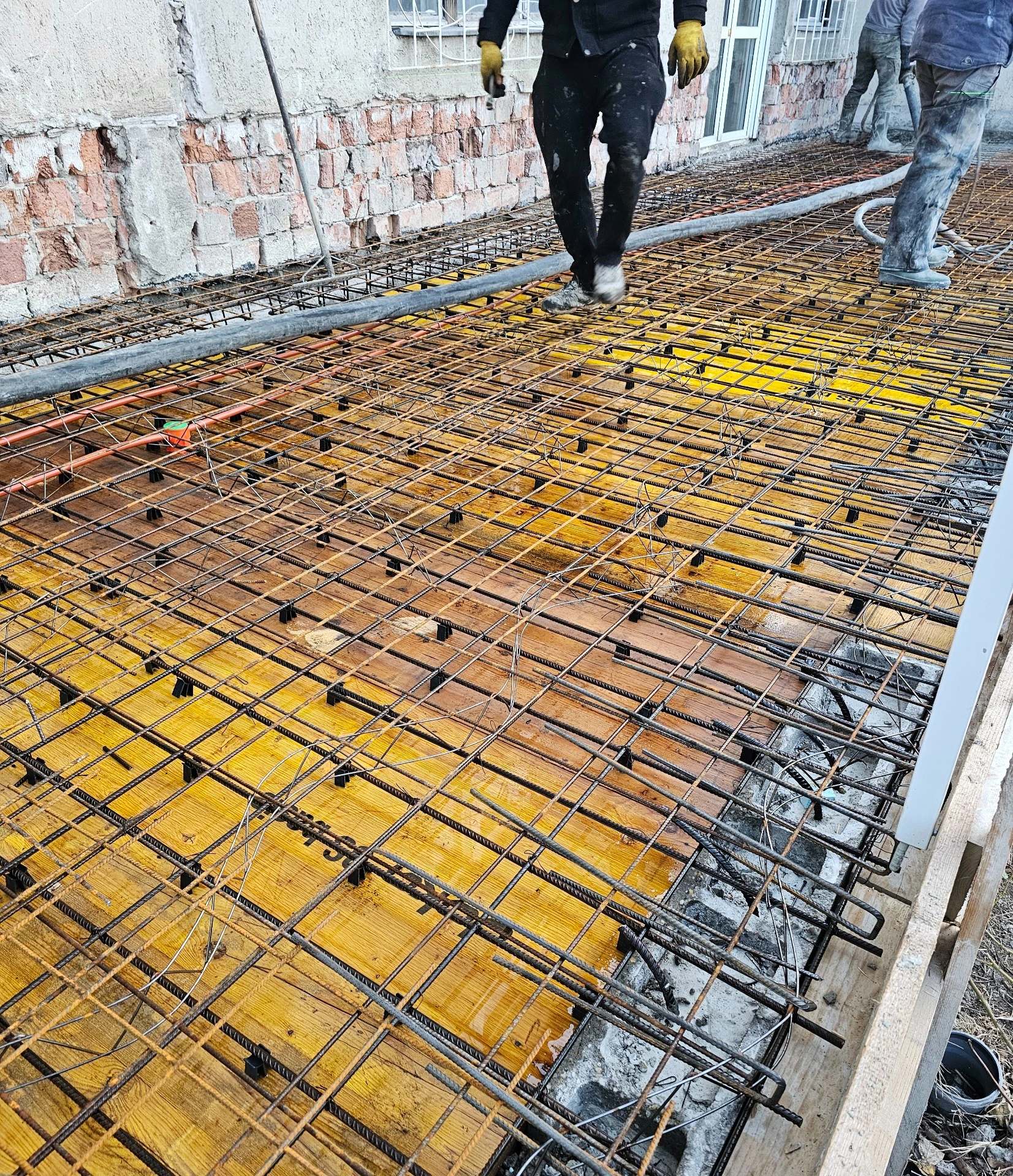 A Somlói úti pincefödém vasalása a betonozás során